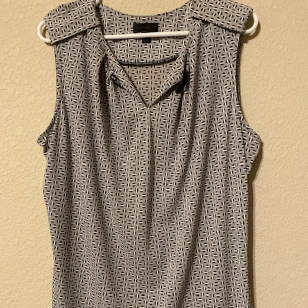 Black & White Circle Pattern on Gray Top
